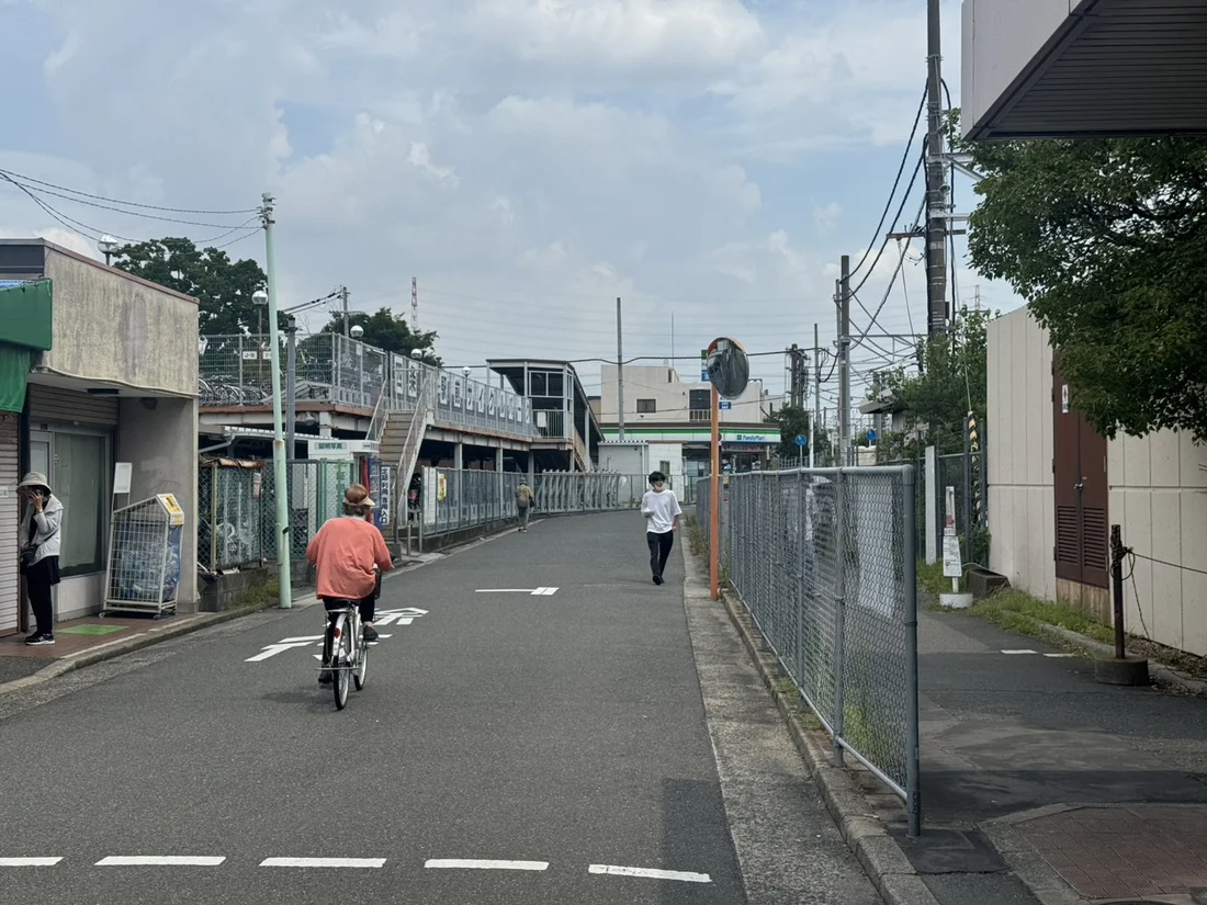 JR四条畷駅の西出口を出て右へ向かう