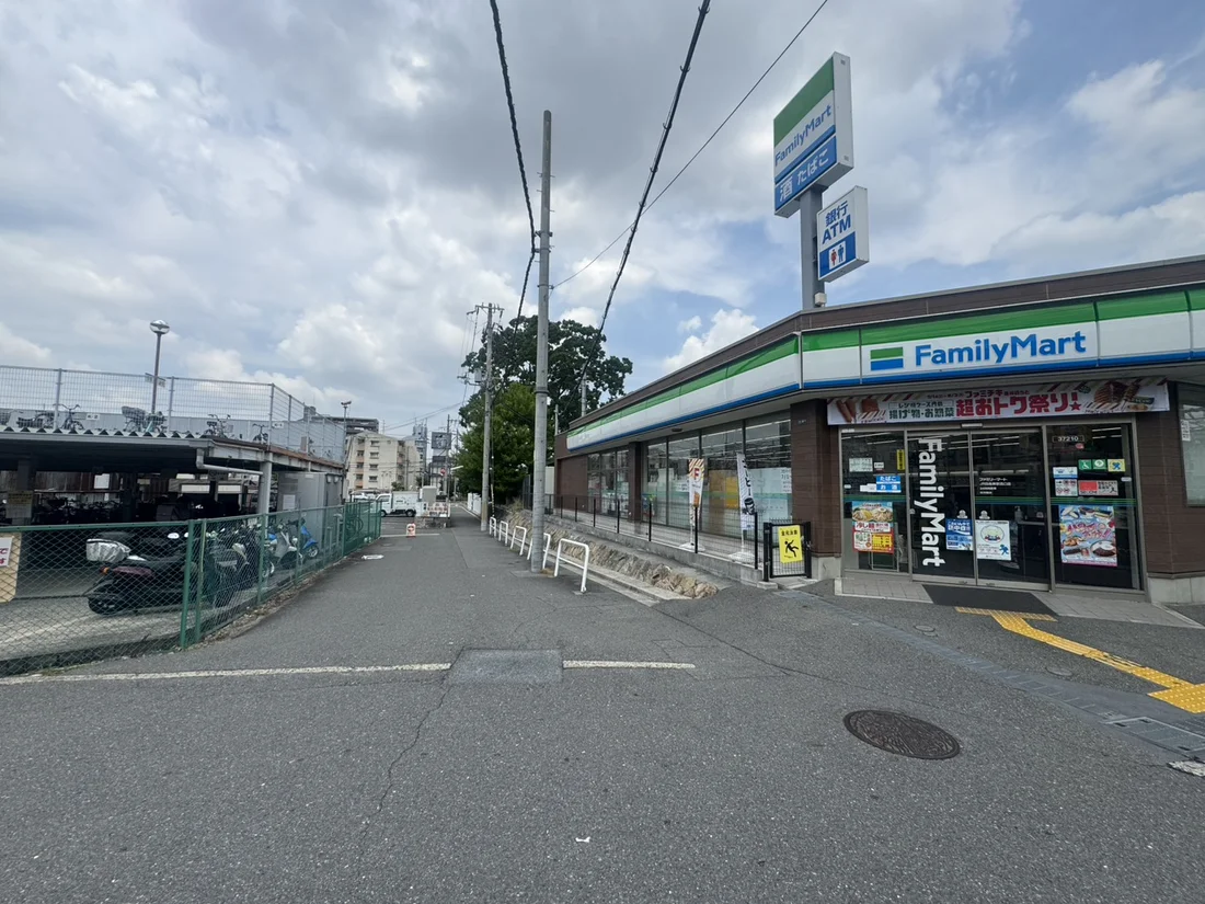 ファミリーマートの前を直進